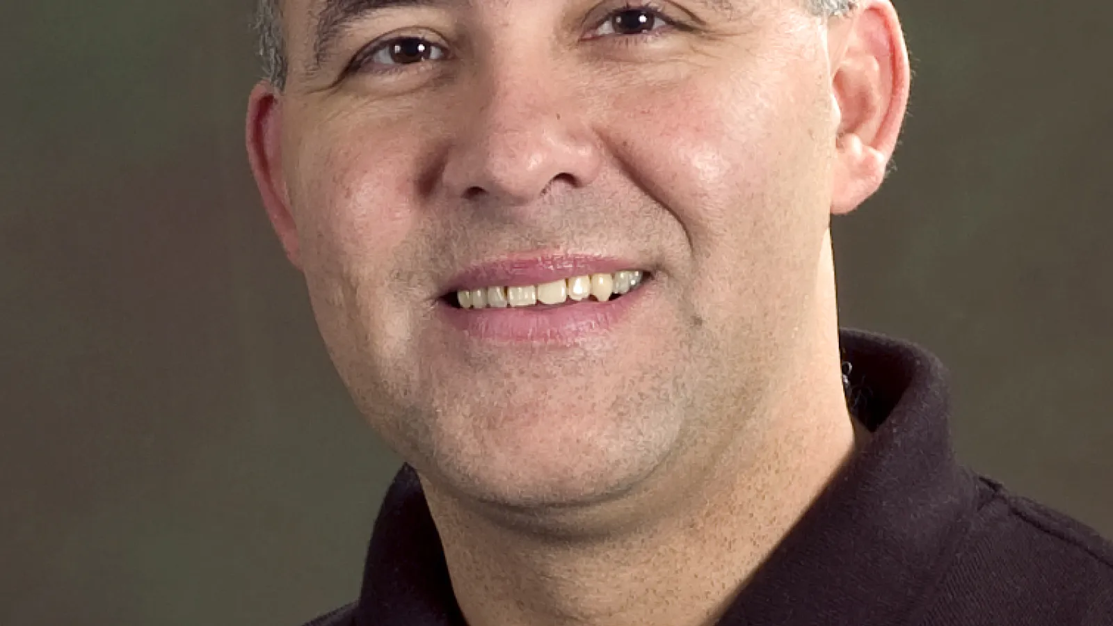 Photo of smiling Professor Ozeas Costa