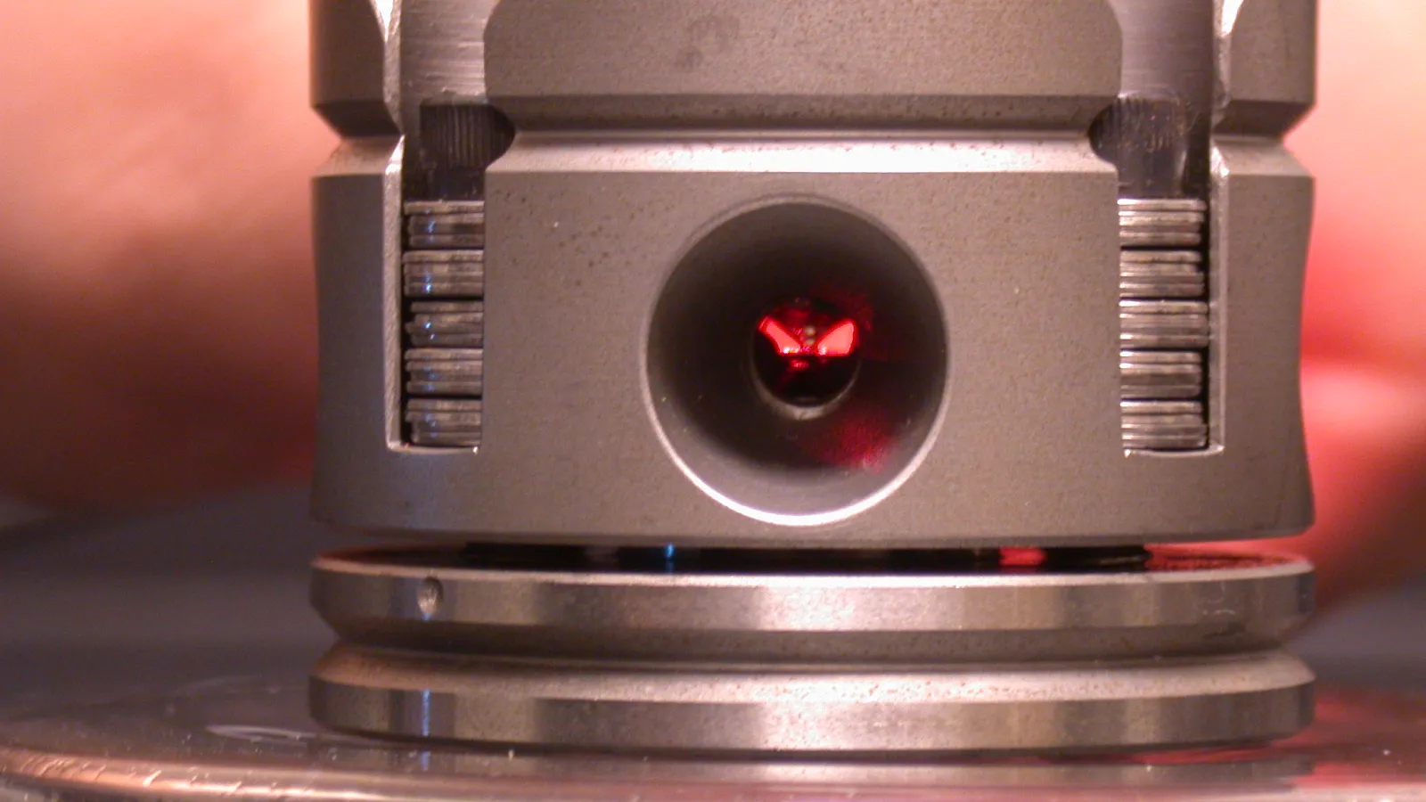 Laser-heated diamond pressure cell