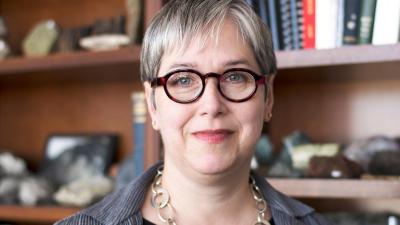 headshot of Professor Lindy Elkins-Tanton