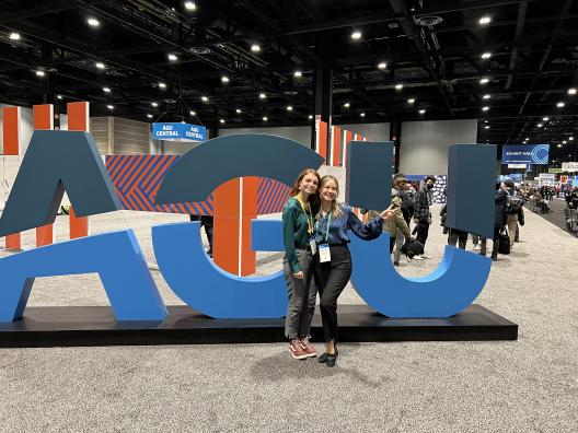 Graduate students Alexa Regnier and Mariana Berger at AGU 2022