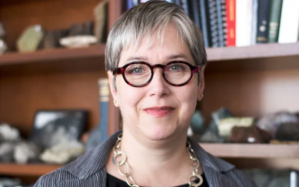Lindy Elkins-Tanton headshot