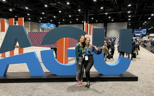 Graduate students Alexa Regnier and Mariana Berger at AGU 2022