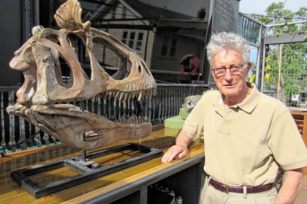 David Elliot stands next to the Cryolophosaurus ellioti (Photo credit: Kevin Parks/ThisWeek)