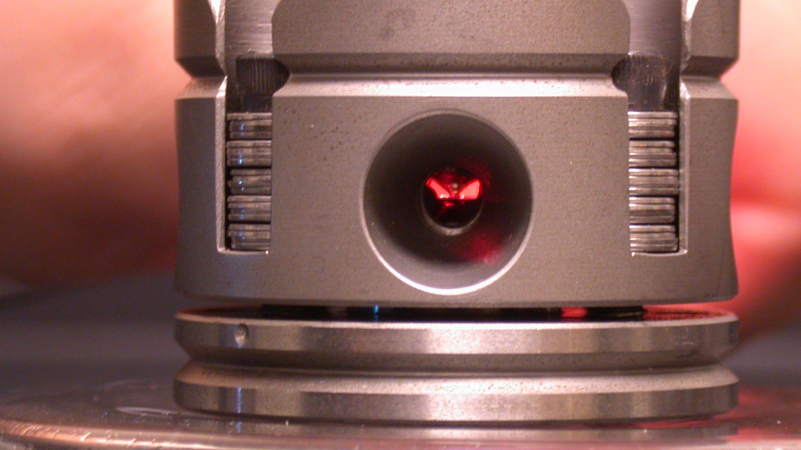 Laser-heated diamond pressure cell